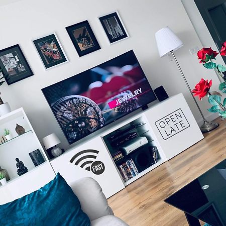 E1 Luxury Oldtown Apt - 2X Parking, Foodstore, Pcscreen, Netflix, Unlimited Music, Crib, Babychair, Fastwifi, Aircon Kosice Bagian luar foto
