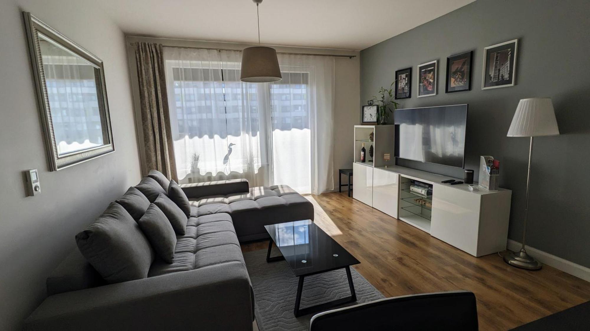 E1 Luxury Oldtown Apt - 2X Parking, Foodstore, Pcscreen, Netflix, Unlimited Music, Crib, Babychair, Fastwifi, Aircon Kosice Bagian luar foto