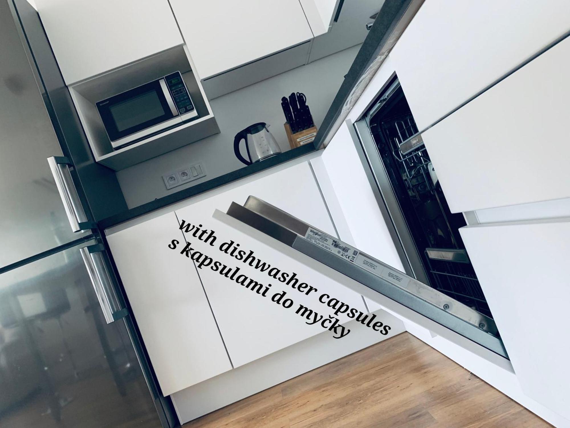 E1 Luxury Oldtown Apt - 2X Parking, Foodstore, Pcscreen, Netflix, Unlimited Music, Crib, Babychair, Fastwifi, Aircon Kosice Bagian luar foto