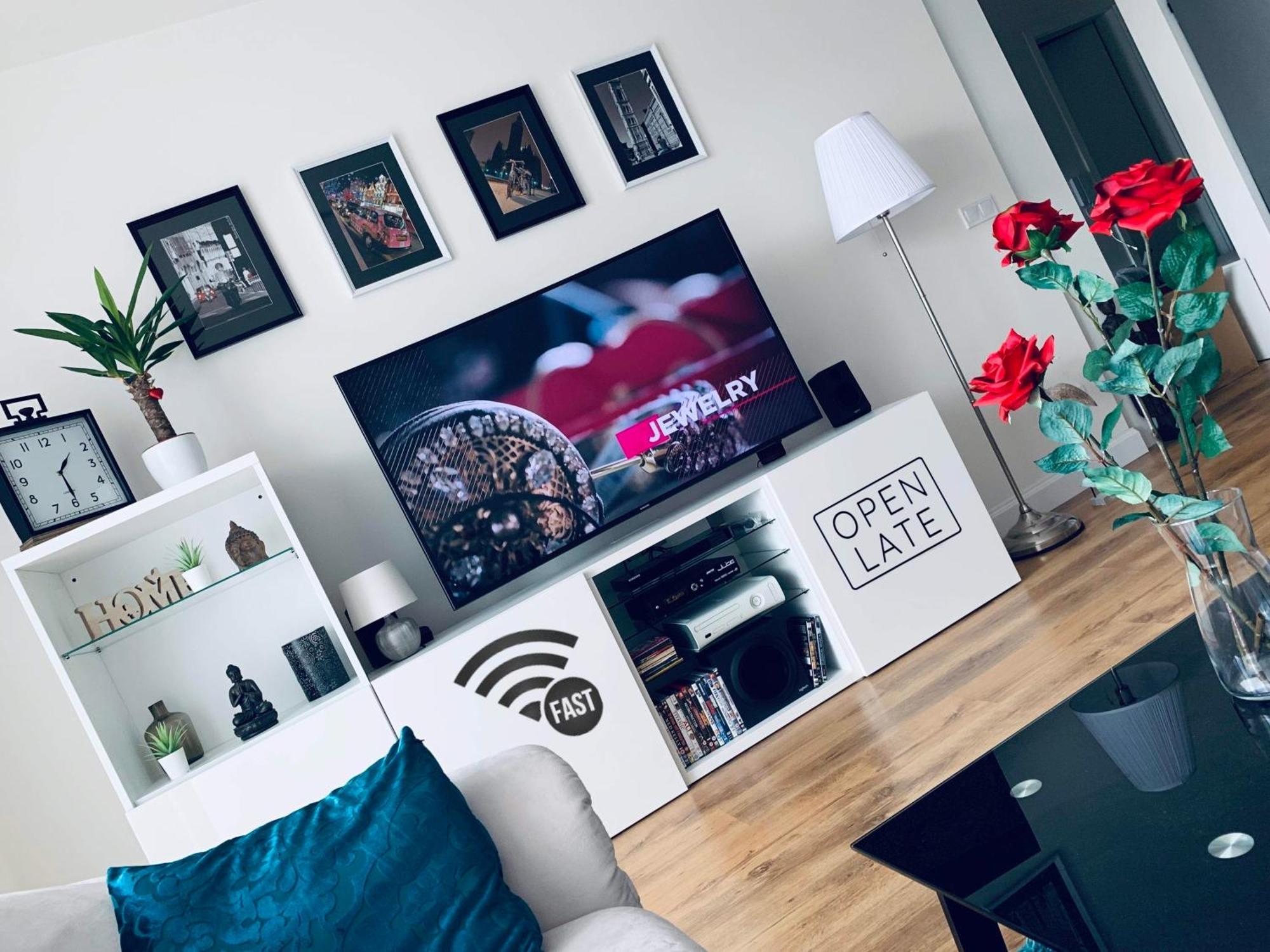 E1 Luxury Oldtown Apt - 2X Parking, Foodstore, Pcscreen, Netflix, Unlimited Music, Crib, Babychair, Fastwifi, Aircon Kosice Bagian luar foto