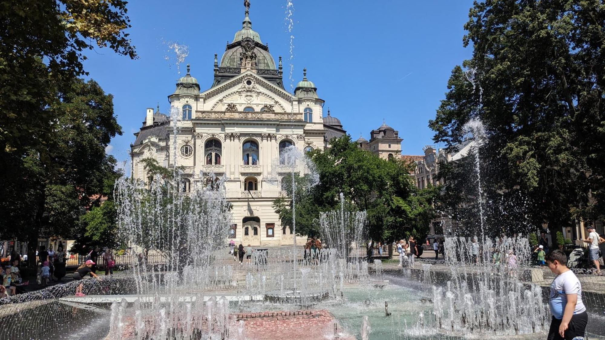 E1 Luxury Oldtown Apt - 2X Parking, Foodstore, Pcscreen, Netflix, Unlimited Music, Crib, Babychair, Fastwifi, Aircon Kosice Bagian luar foto